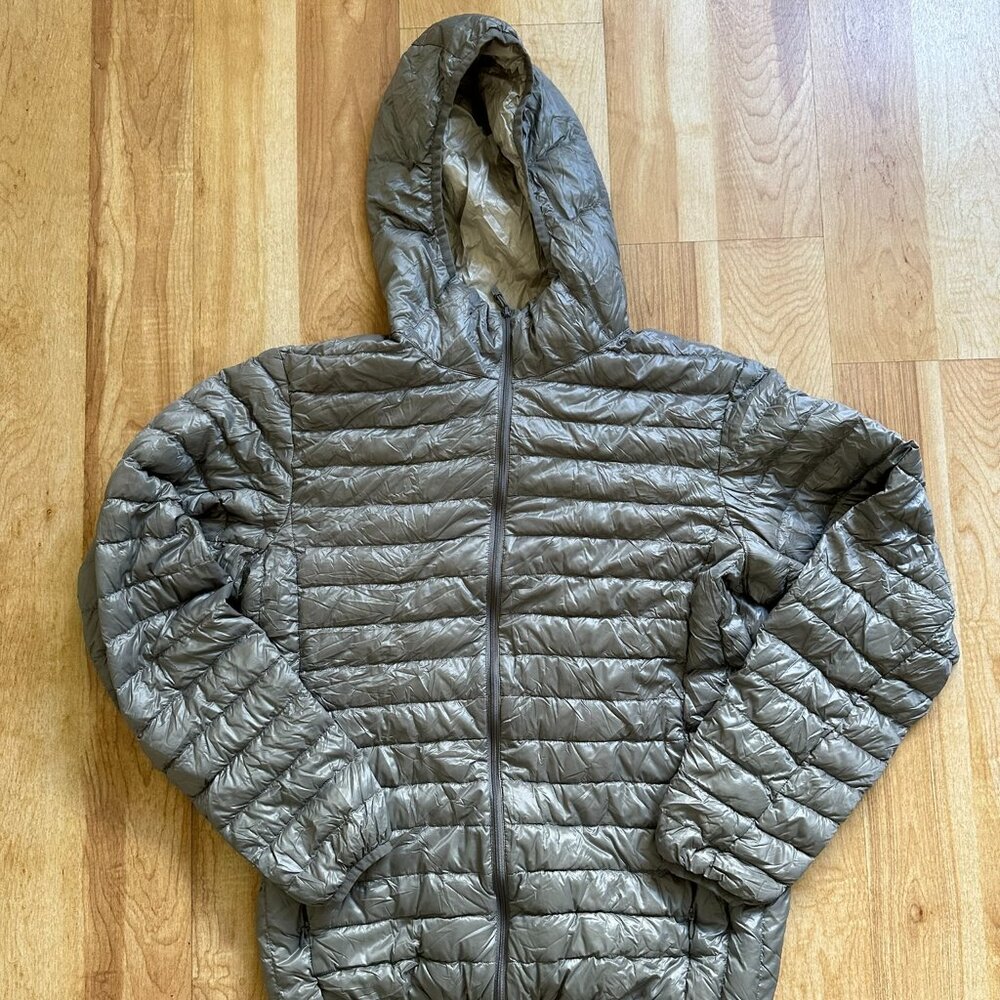 Uniqlo Metallic Silver Puffer Jacket Zip Up Ultra Light Down Extra Warm Mens S